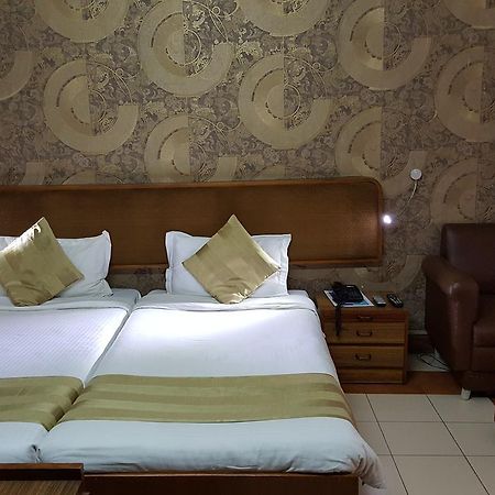 Oyo 15791 Flagship Hotel Executive Hazratganj Лакхнау Экстерьер фото