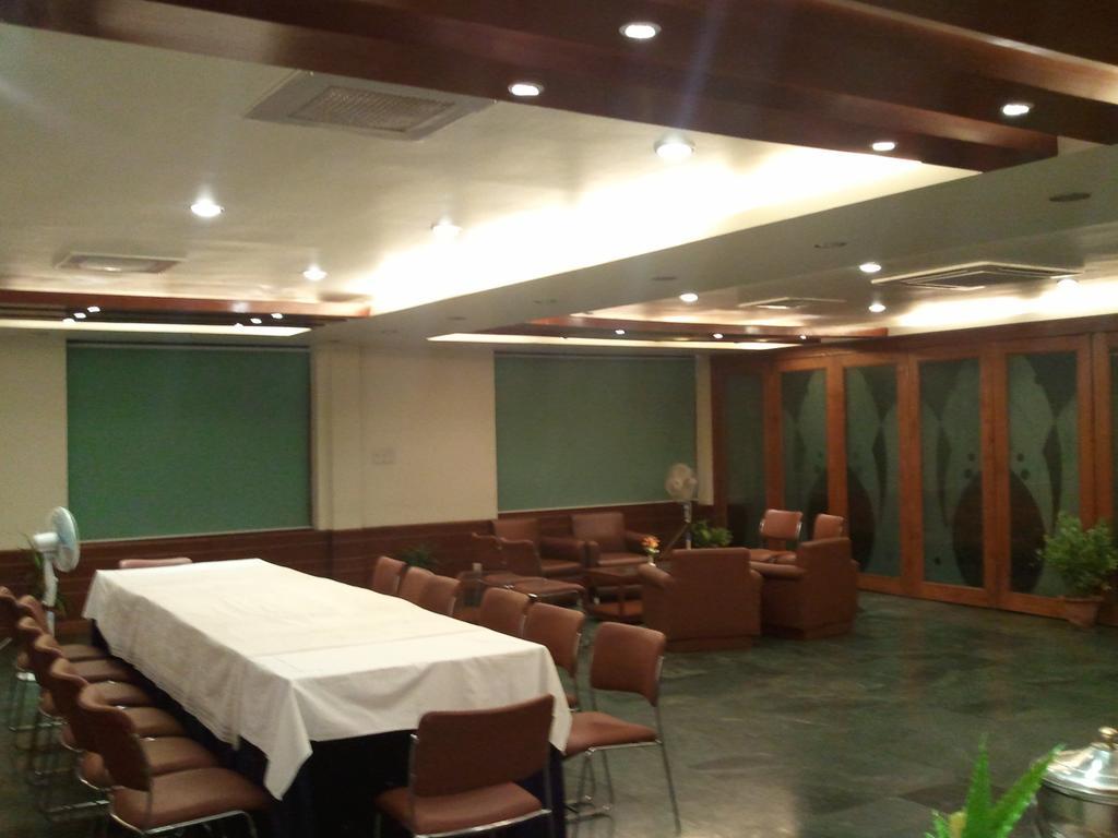 Oyo 15791 Flagship Hotel Executive Hazratganj Лакхнау Экстерьер фото