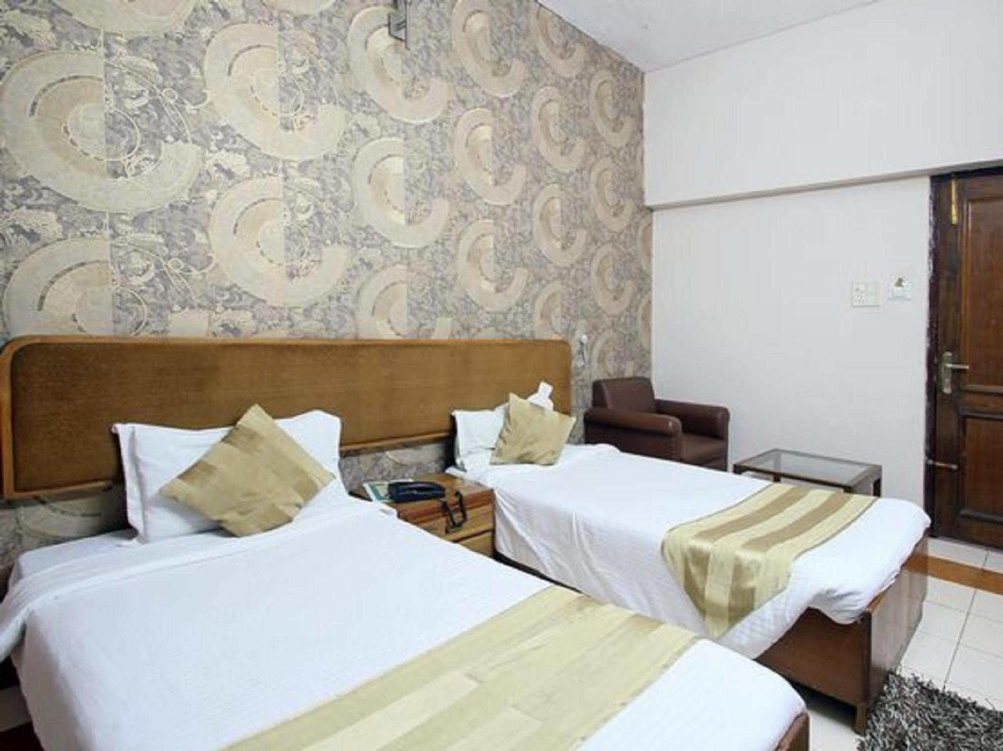 Oyo 15791 Flagship Hotel Executive Hazratganj Лакхнау Экстерьер фото