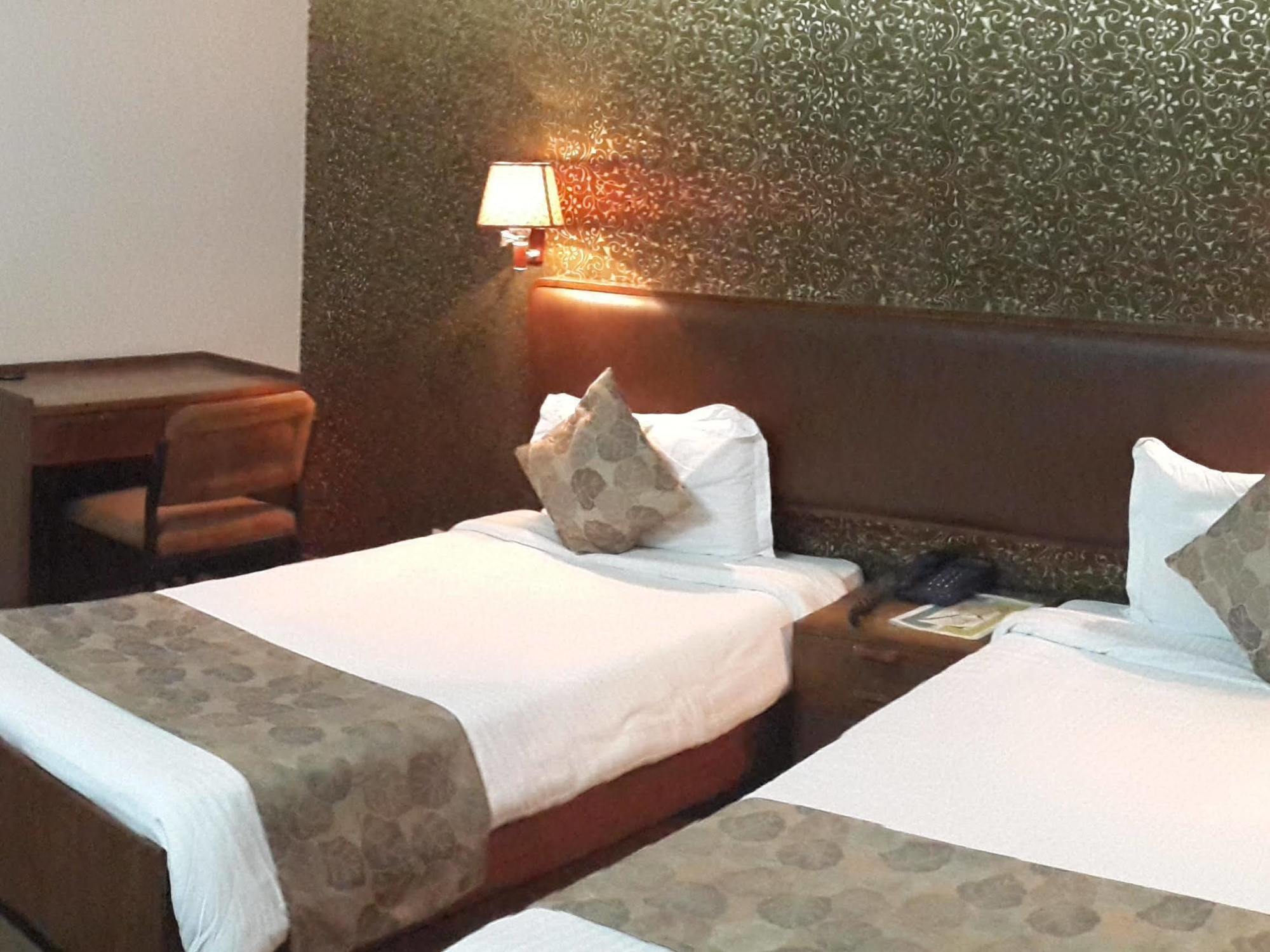 Oyo 15791 Flagship Hotel Executive Hazratganj Лакхнау Экстерьер фото